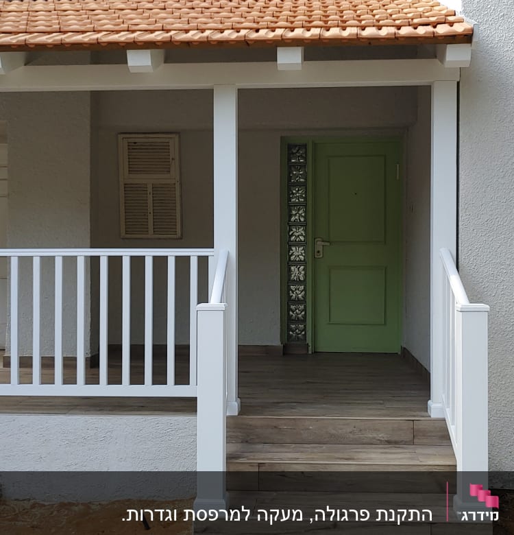 כניסה לבית עם דלת ירוקה, מדרגות עץ וריצוף אבן